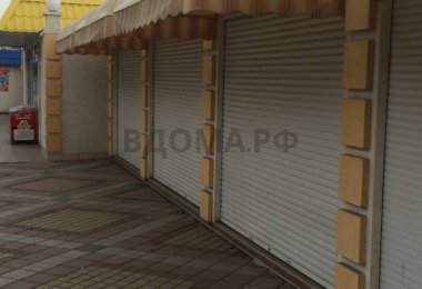 Накрытие из маркизной ткани и защитные роллеты на торговых бутиках
