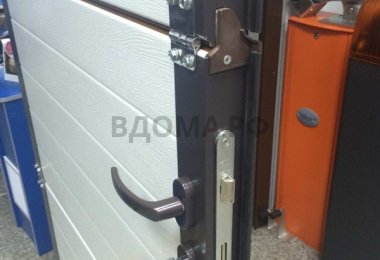 Секционные ворота с калиткой