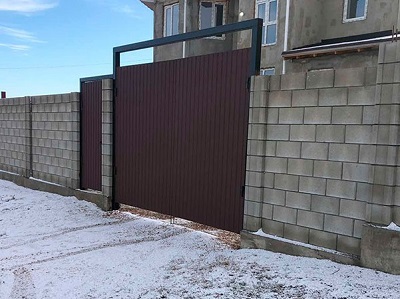 Распашные ворота из профнастила в частном доме Ялты